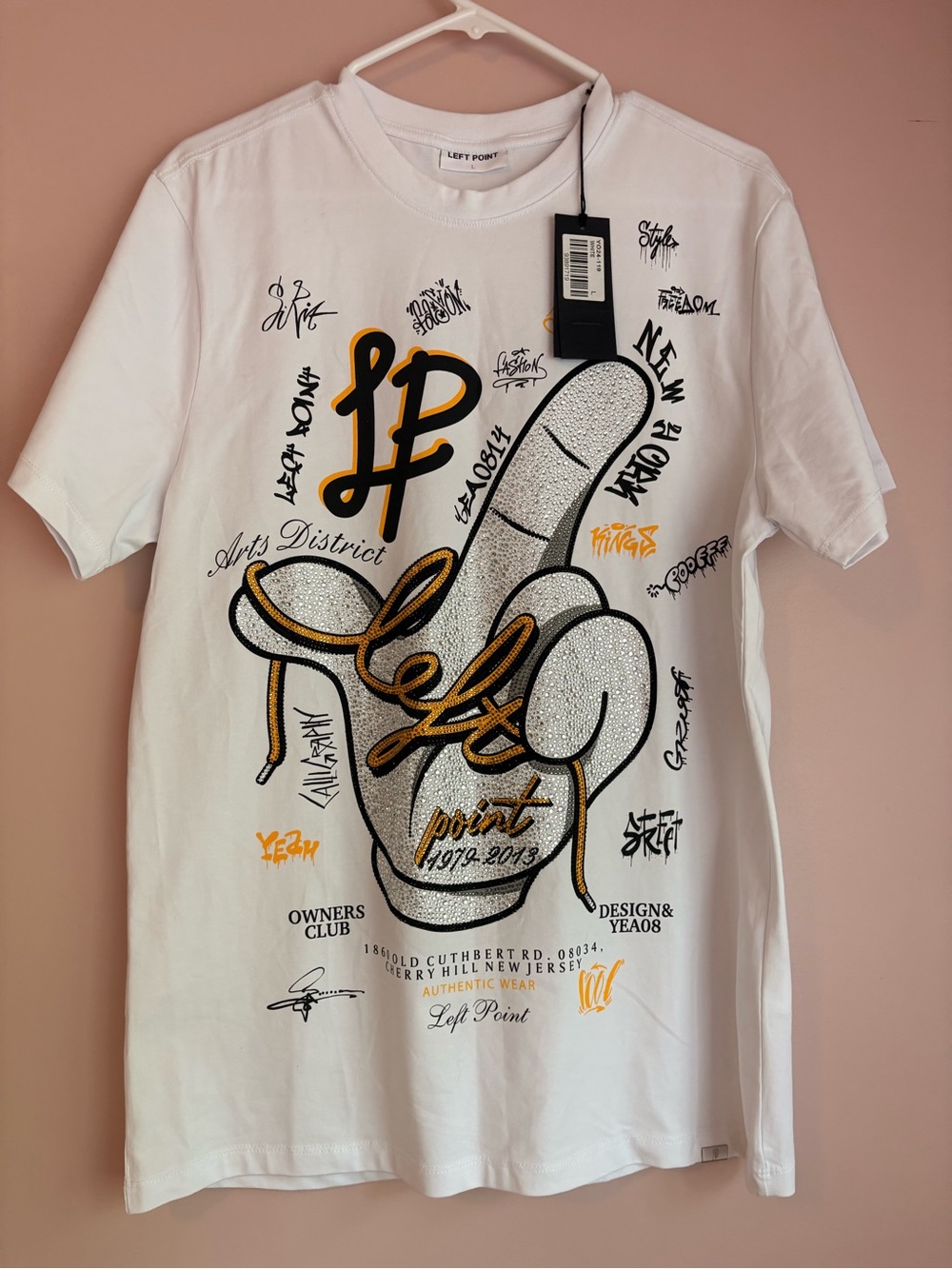 💚Left Point NWT White Short-Sleeve Graphic Tee with Gold & Silver Accents